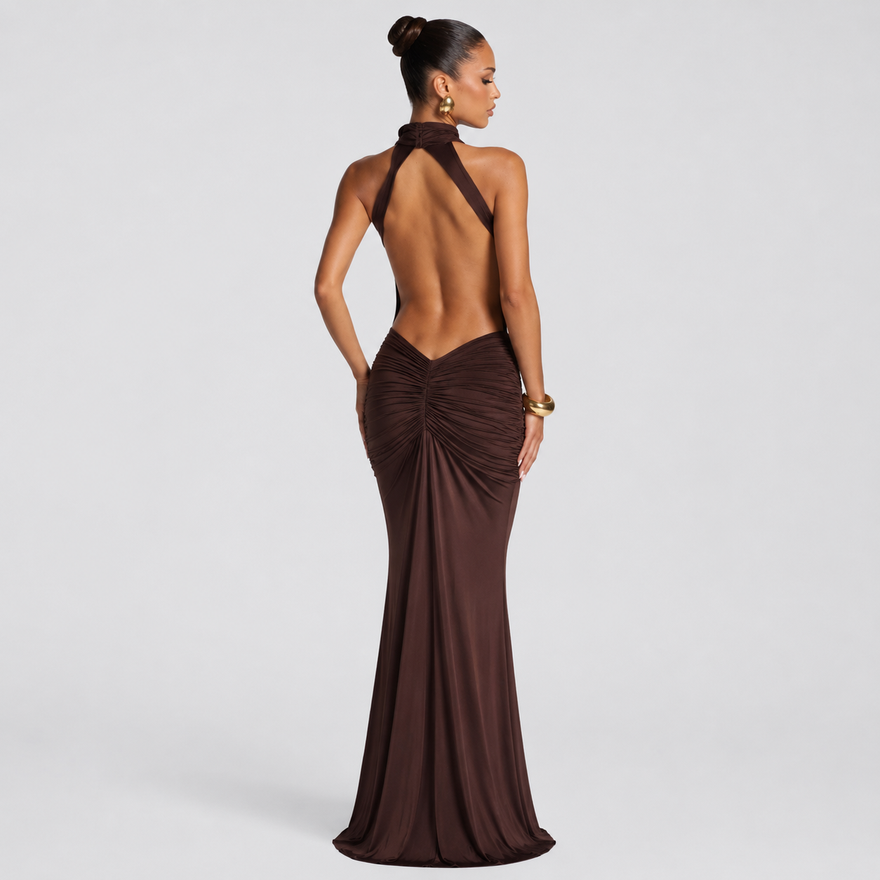 Vestido de elegancia con espalda descubierta